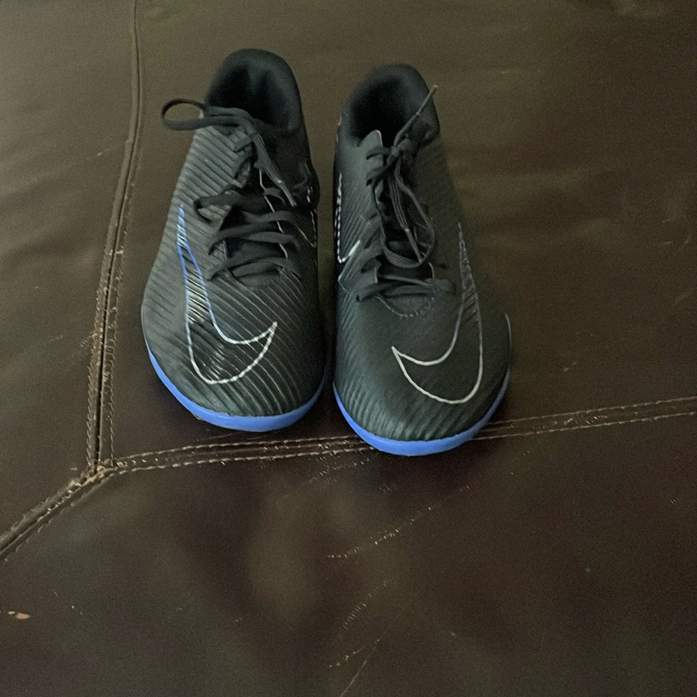 Black and blue Nike size 8 men’s soccer cleats with laces sports outdoors soccer